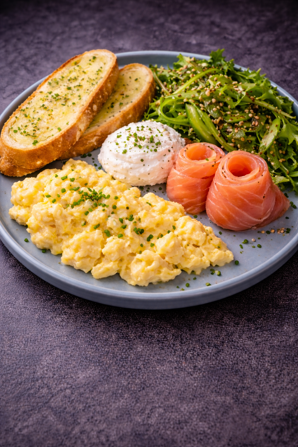 Скрембл с семгой